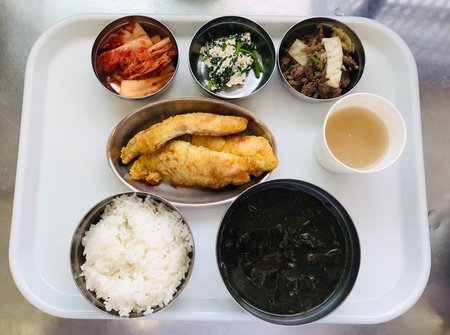 \"효성요양병원 영양실에서 직접 새벽시장가서 장봐온 식재로 어르신들을 위해 준비해드렸습니다.앞으로도 어르신들 건강을 위해 노력하는 영양실이 되겠습니다\"