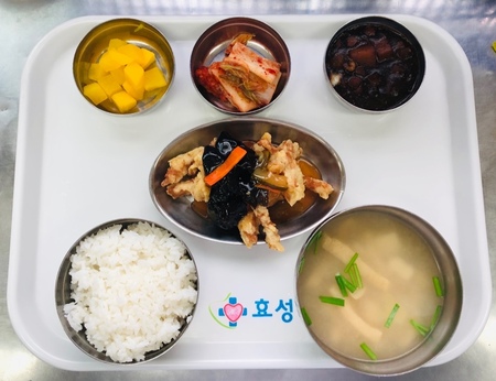 \"효성요양병원 영양실에서 직접 새벽시장가서 장봐온 식재로 어르신들을 위해 준비해드렸습니다.앞으로도 어르신들 건강을 위해 노력하는 영양실이 되겠습니다\"